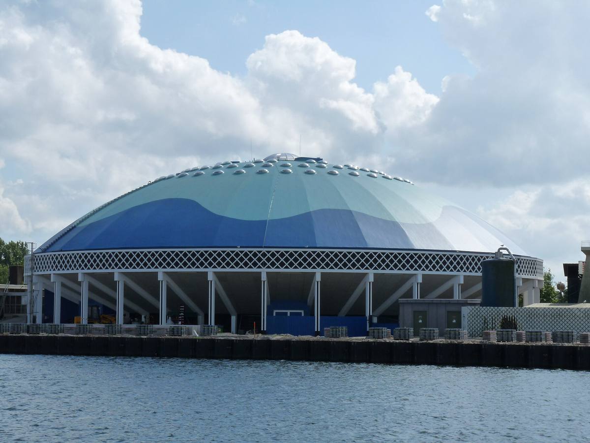 De koepel van het Dolfinarium Harderwijk, zichtbaar vanaf de Boulevard
