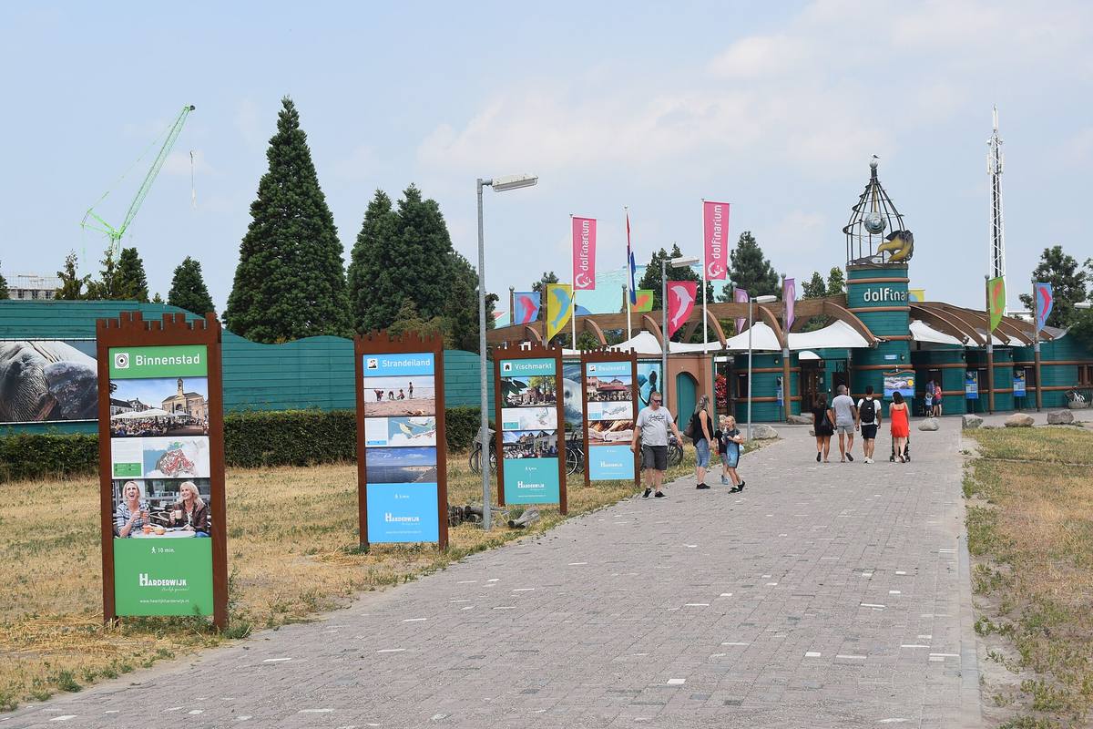 Gezicht op de jachthaven en Boulevard van Harderwijk aan het Wolderwijd