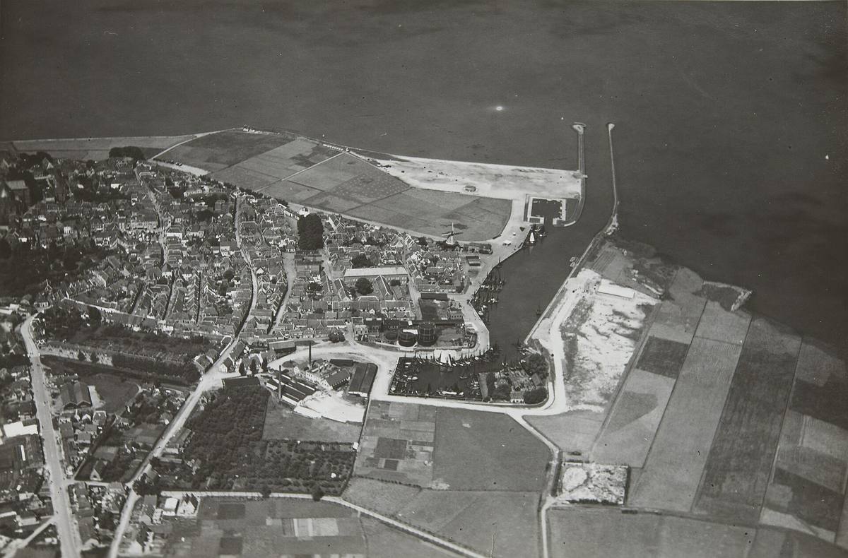 Luchtfoto van Harderwijk met historische binnenstad aan het Wolderwijd