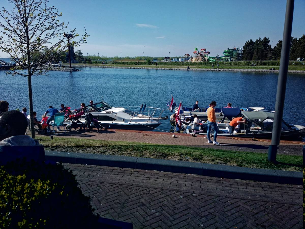 Strandhaven aan de Boulevard van Harderwijk tijdens Koningsdag
