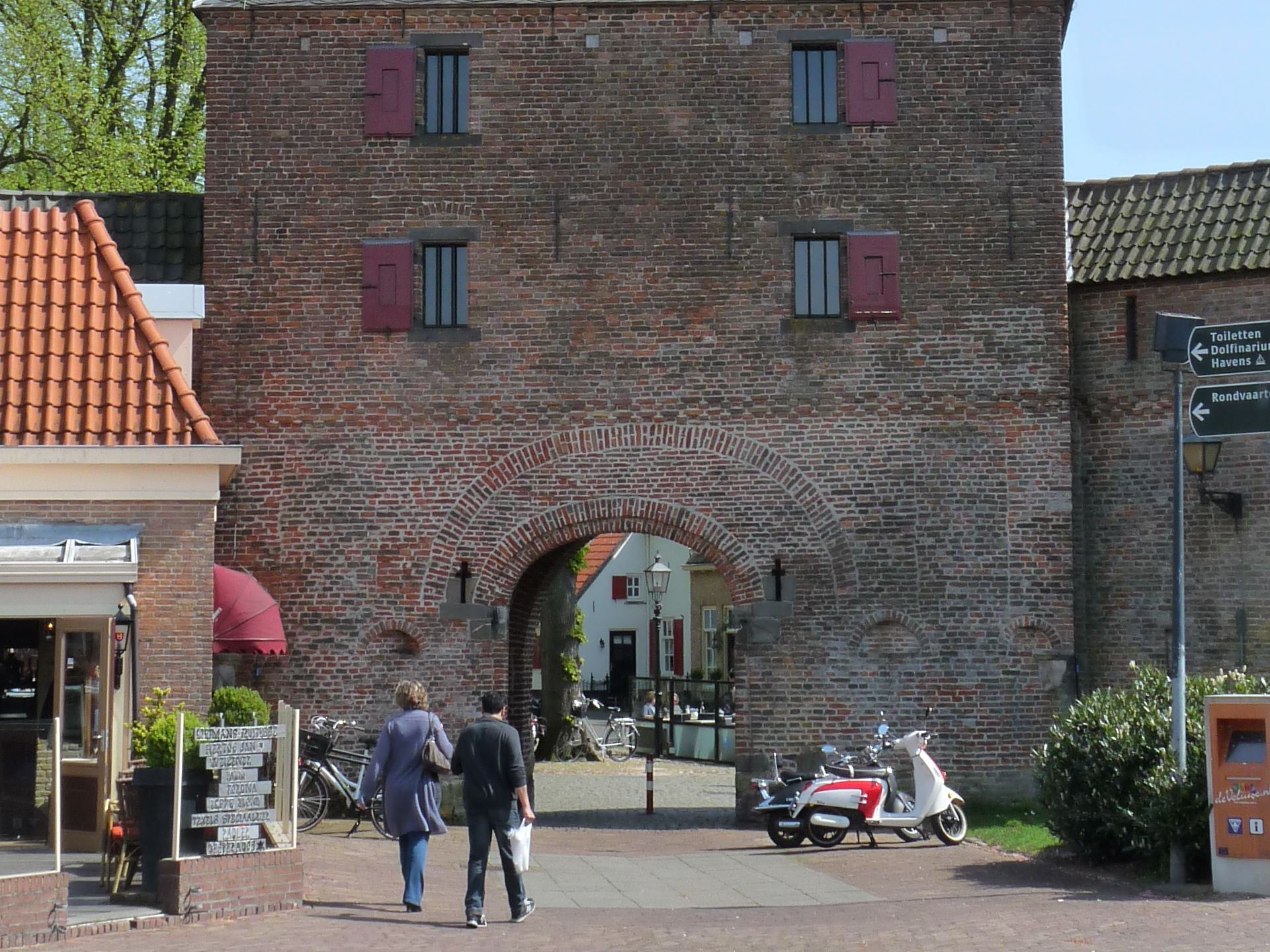 De 14e-eeuwse Vischpoort gezien vanaf het water van het Wolderwijd